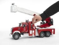 BRUDER 1:16 MACK Granīta ugunsdzēsības mašīna ar kāpnēm un ūdens sūkni, 02821