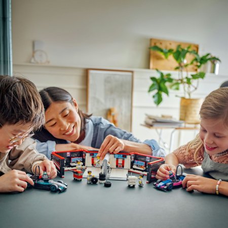 60444 LEGO® City Project Alicia 2025 F1® garāža, Mercedes-AMG un Alpine auto 