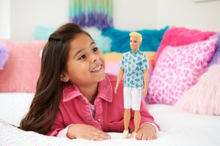 BARBIE Ken Fashionistas lelle ar zilu t-kreklu, HJT10 HJT10