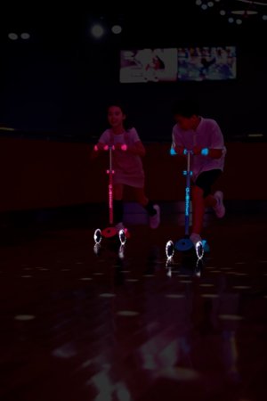 GLOBBER skrejritenis Primo Plus Glow Lights, zils, 443-100 