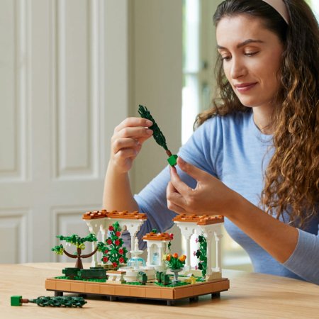 10359 LEGO® Icons Strūklaku dārzs 