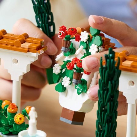 10359 LEGO® Icons Strūklaku dārzs 
